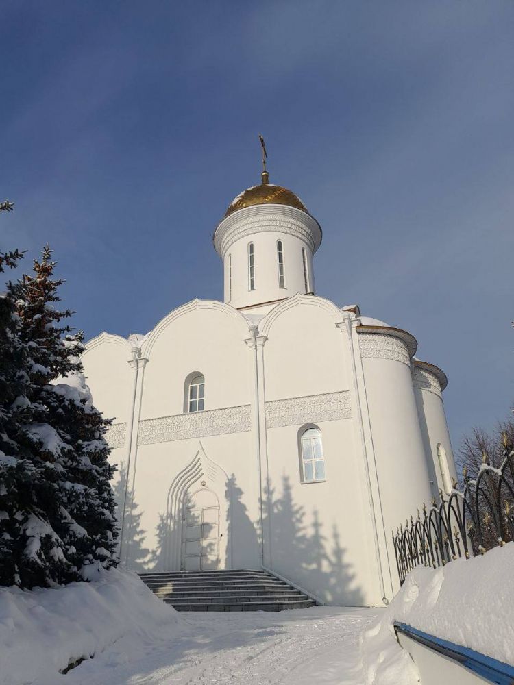 Монастырь зимой